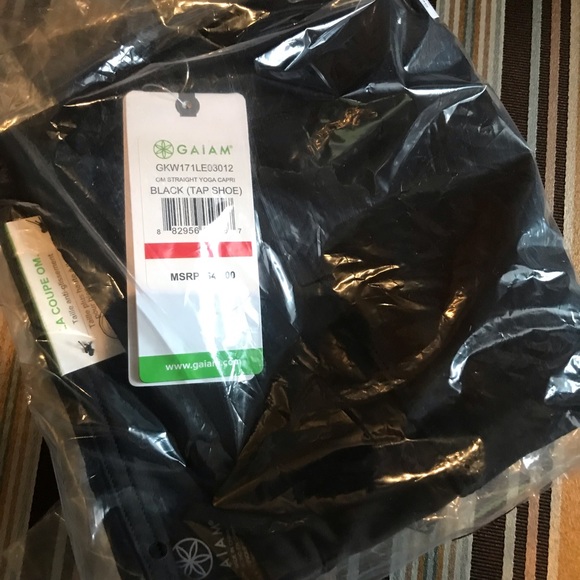 NWT Gaiam black 20” Om straight-leg capri yoga leggings - Picture 5 of 5